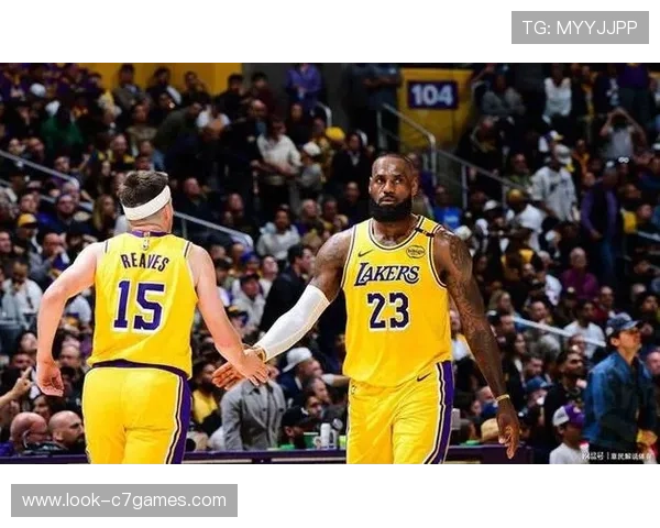 湖人詹姆斯复出首战表现抢眼助队逆转勇士